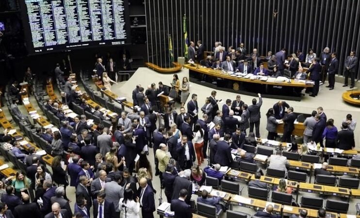 Big Techs e mais de 100 deputados pressionam para adiar votação do Projeto das Fake News