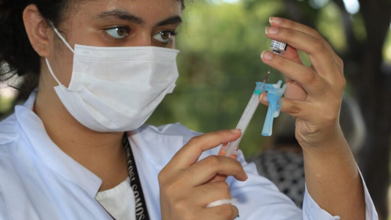 Vacina contra gripe disponível para toda a população com mais de seis meses