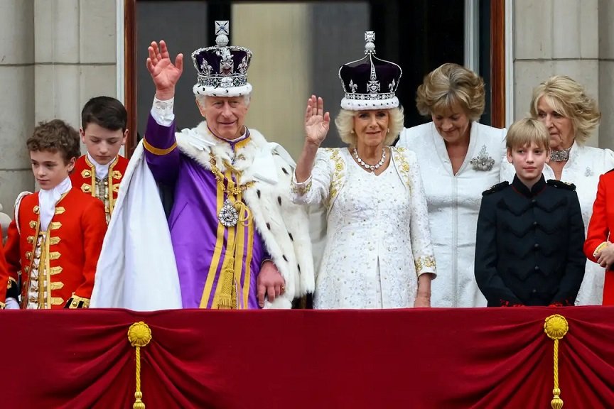 Rei Carlos III é coroado na Abadia de Westminster em Londres