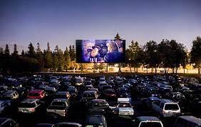 Cinema drive-in leva filmes gratuitos ao Varjão