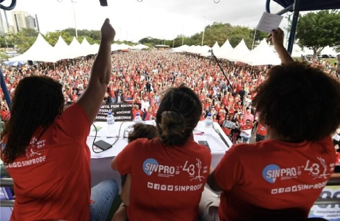 Justiça considera greve dos professores ilegal no DF e manda encerrar o movimento