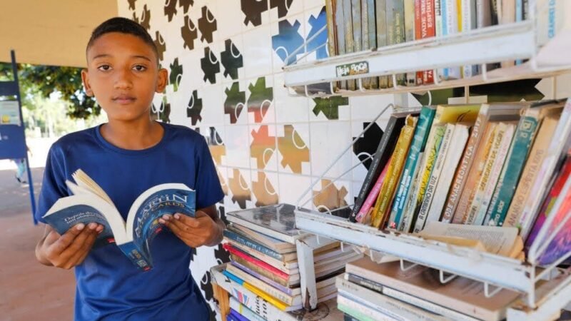 Adolescente de 11 anos monta minibiblioteca pública no Parque da Cidade