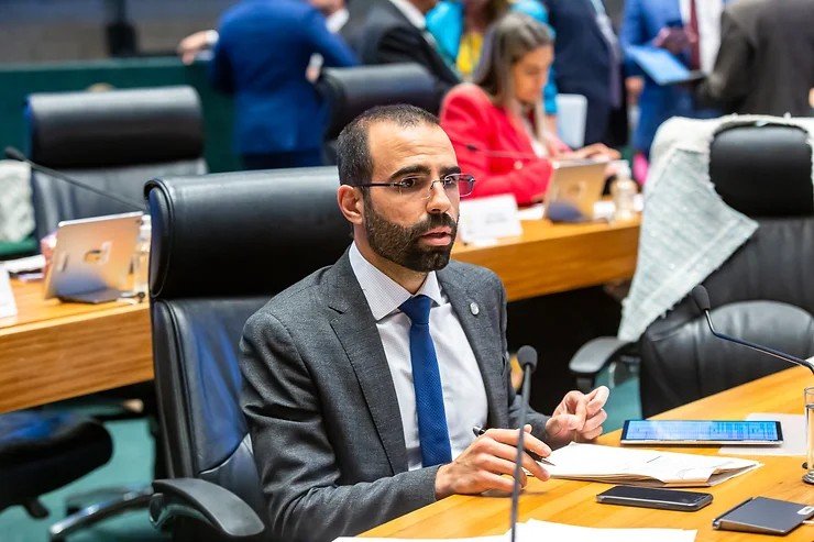 CLDF aprova proposta de Thiago Manzoni que valoriza o Português e a Matemática nas escolas públicas.