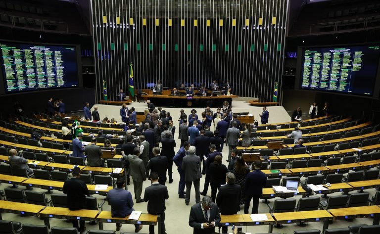 Câmara dos Deputados aprova projeto que prevê prisão de até 4 anos para quem discriminar políticos