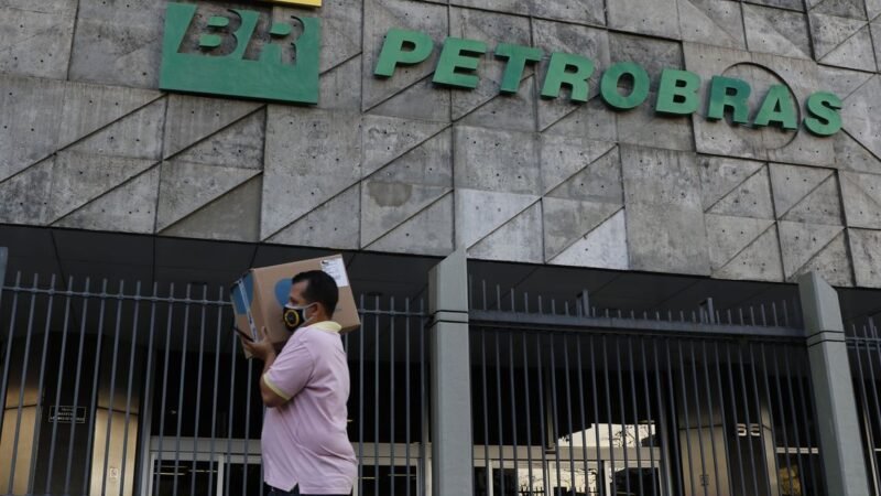 Petrobras reduz preço da gasolina em 4,66% para distribuidoras 