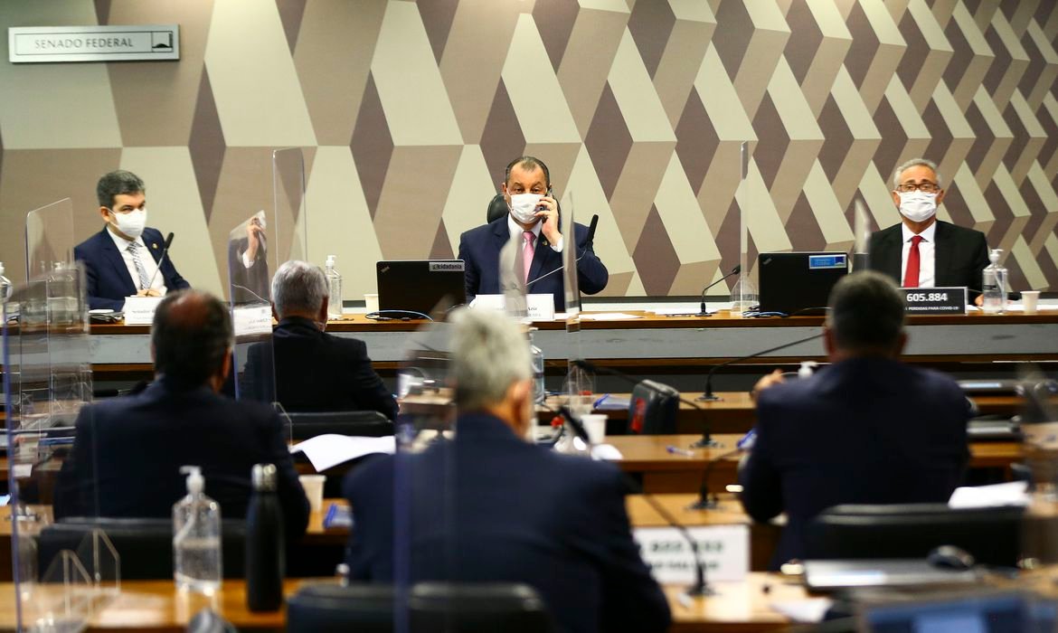 Gilmar Mendes anula arquivamento de ação contra Bolsonaro