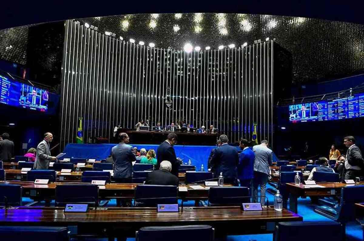 Senado aprova MP que reajusta salário mínimo e amplia faixa de isenção do IR