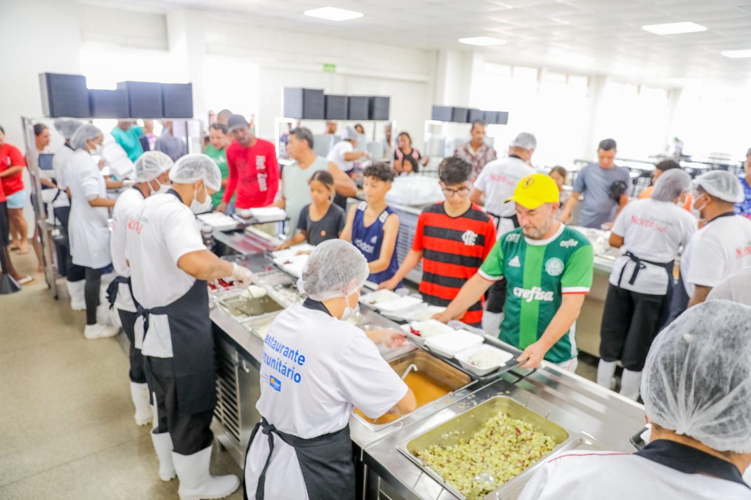 Restaurantes comunitários vão oferecer três refeições diárias para população em situação de rua