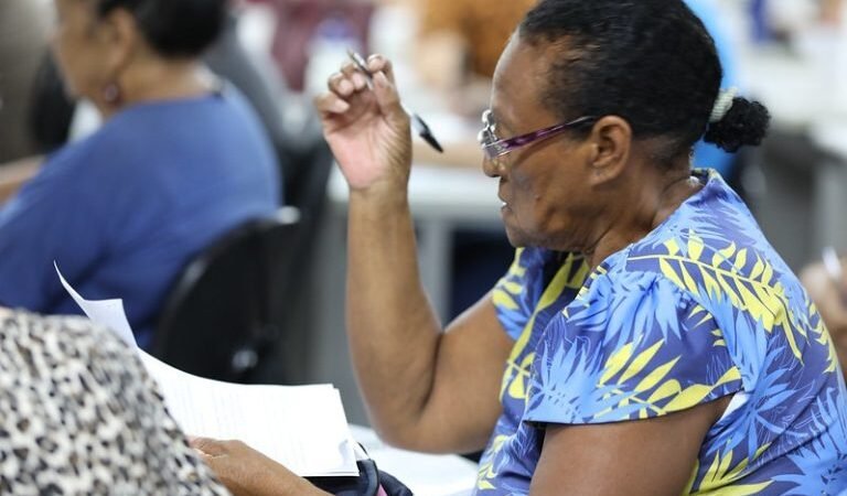 Biblioteca Nacional de Brasília oferece oficinas gratuitas de redação para idosos